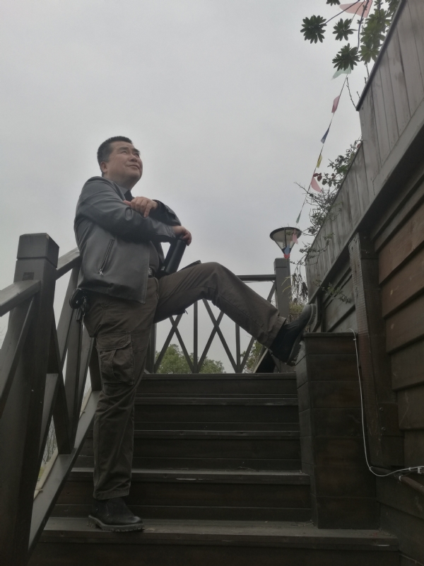 孤单背影的第一张照片--深圳相亲服务中心