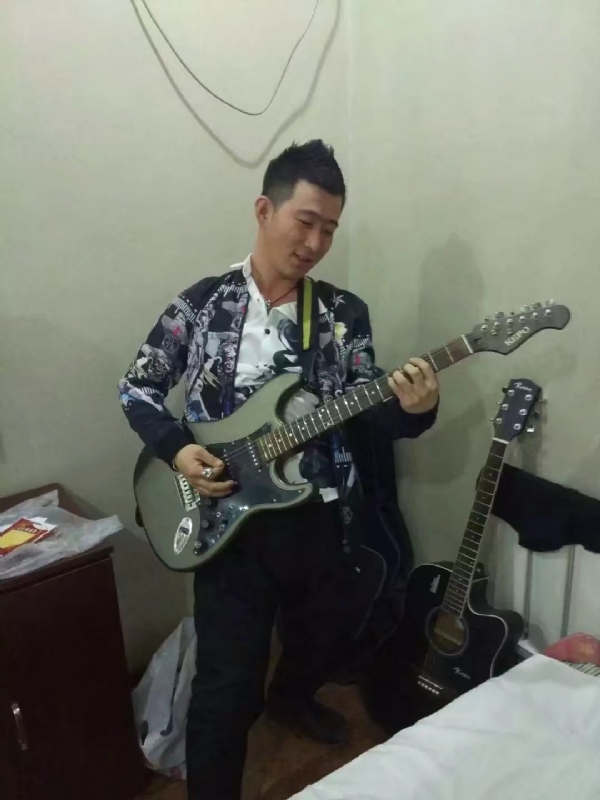 小吉他的第一张照片--深圳相亲服务中心