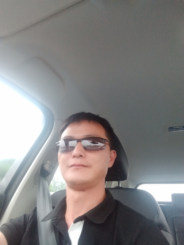 孤独的男人的第一张照片--深圳相亲服务中心