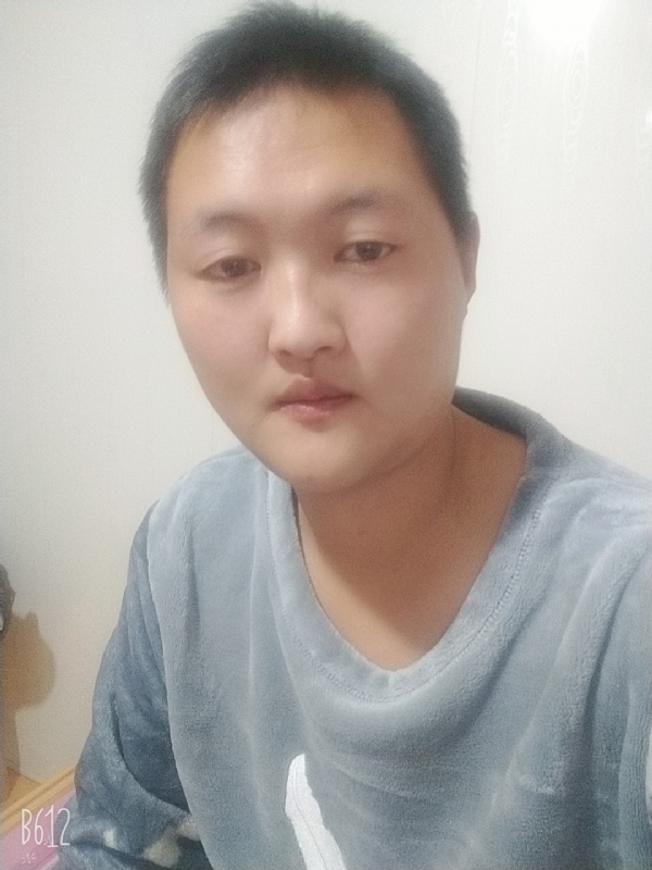 烟圈里透着伤的第一张照片--深圳相亲服务中心