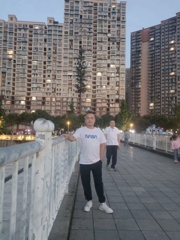 寂寞的男人的第一张照片--深圳相亲服务中心