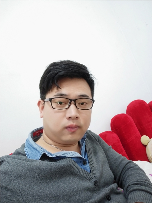 何必在亿的第一张照片--深圳相亲服务中心