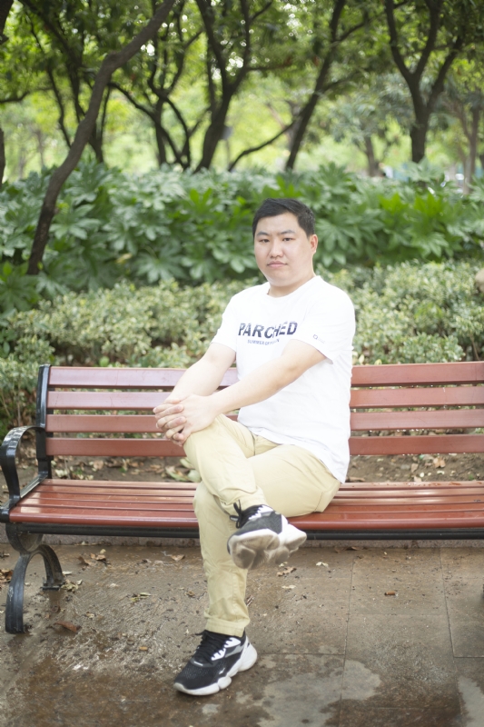 抱着鱼睡觉的猫的第一张照片--深圳相亲服务中心