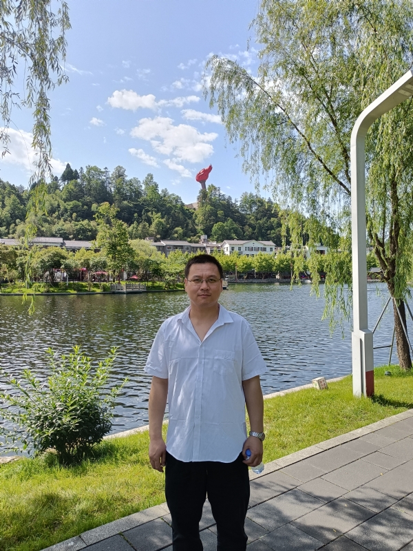 风雨相伴的第一张照片--深圳相亲服务中心