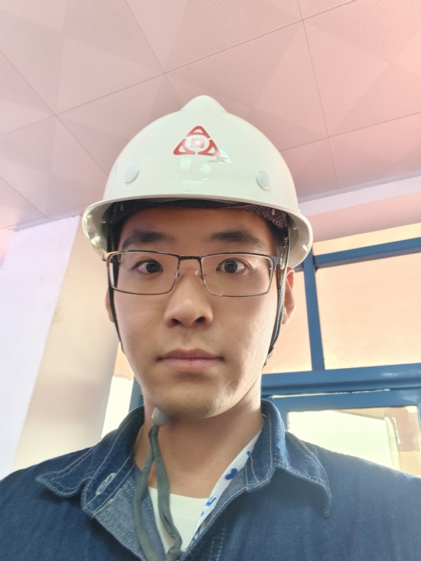 何鹏宇的第二张照片--深圳相亲服务中心