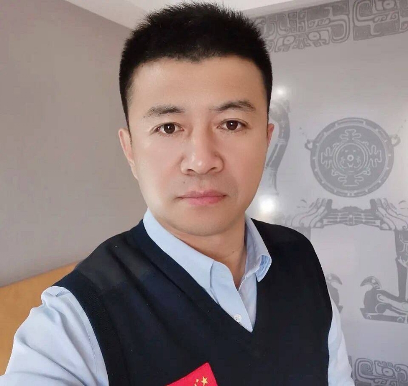生在红旗下的第一张照片--深圳相亲服务中心
