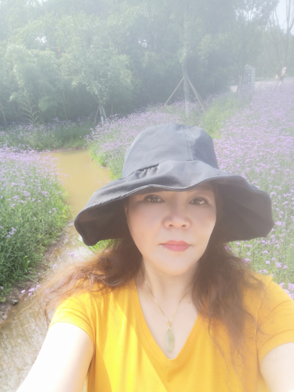 宛霞的第三张照片--深圳相亲服务中心